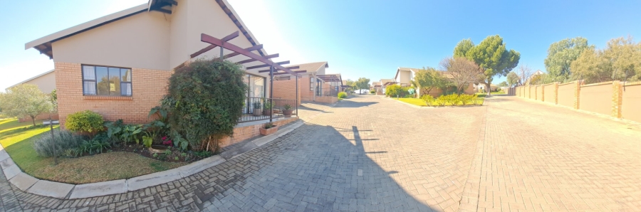 2 Bedroom Property for Sale in Langenhovenpark Free State